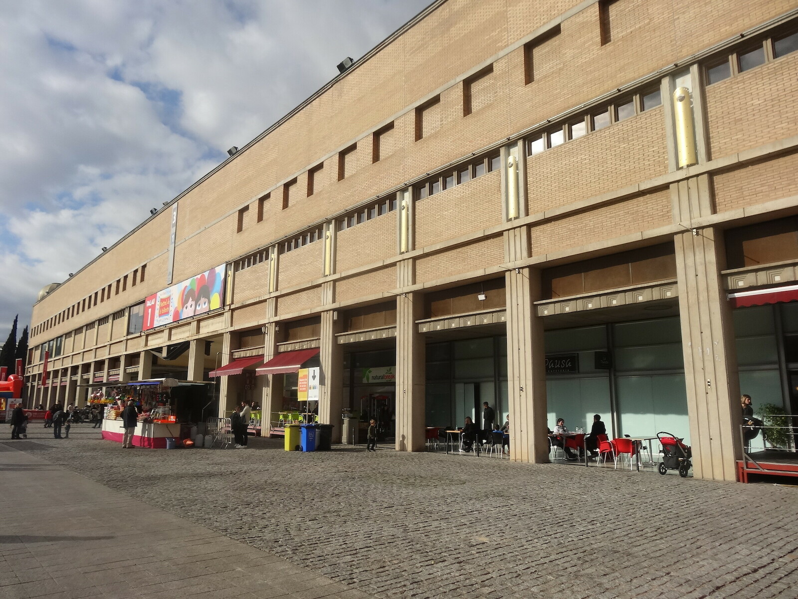 Le palais 1 de la Fira de Barcelona, vu depuis la plaça de l’Univers