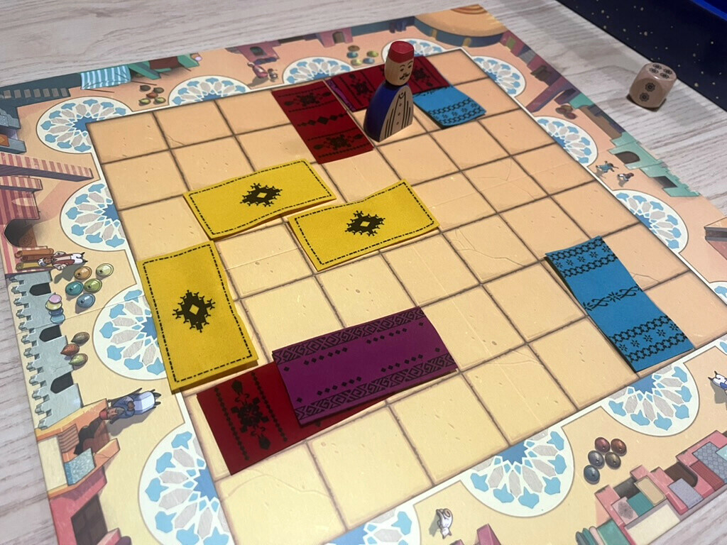 Assam et les premiers tapis posés sur le plateau de Marrakech.