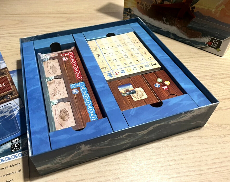 Boîte ouverte et compartiments de rangement du jeu Odysseus